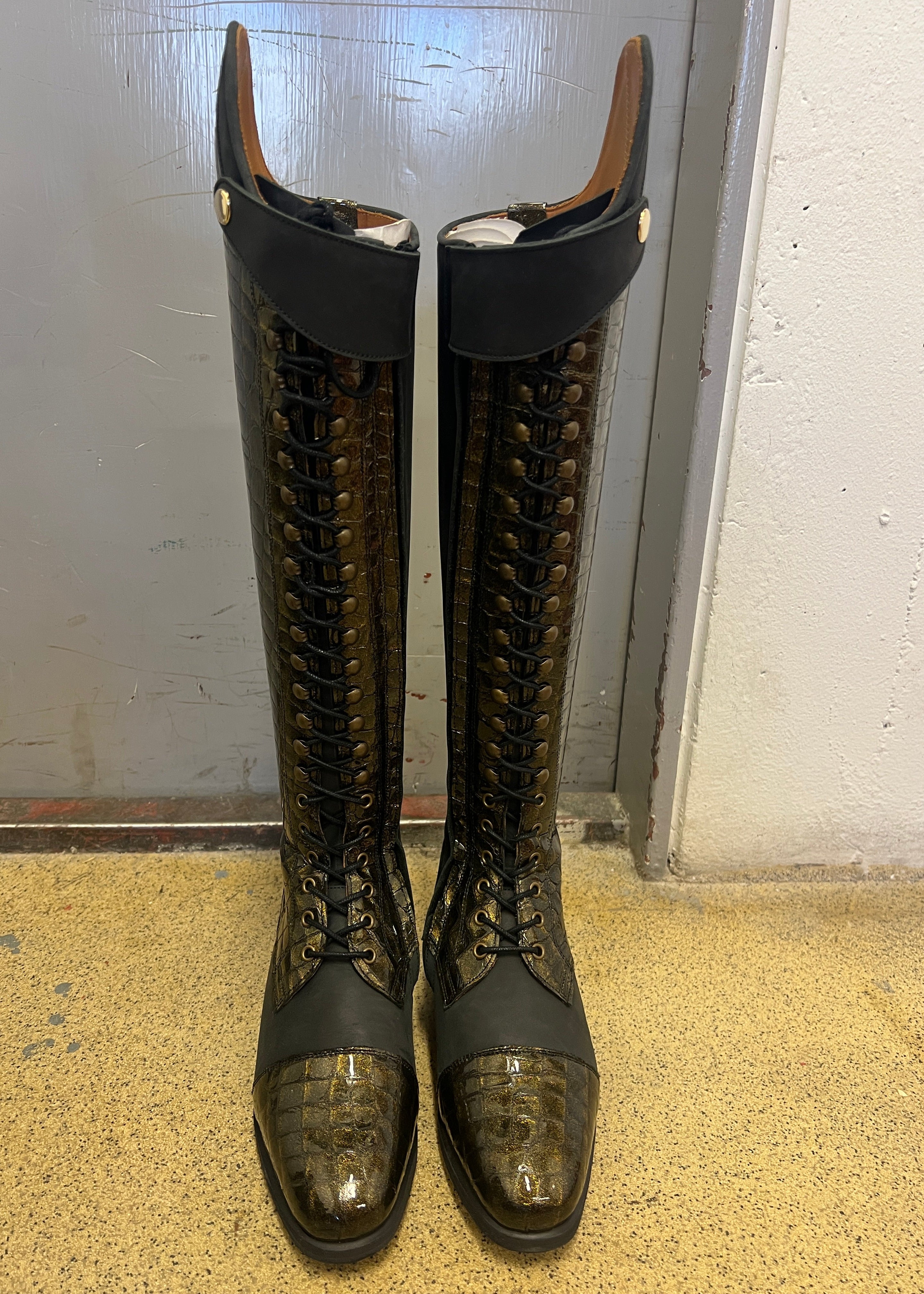 Bia | Waxed Black/Gold Glittery Croco Gloss | Size 37/35-36/45