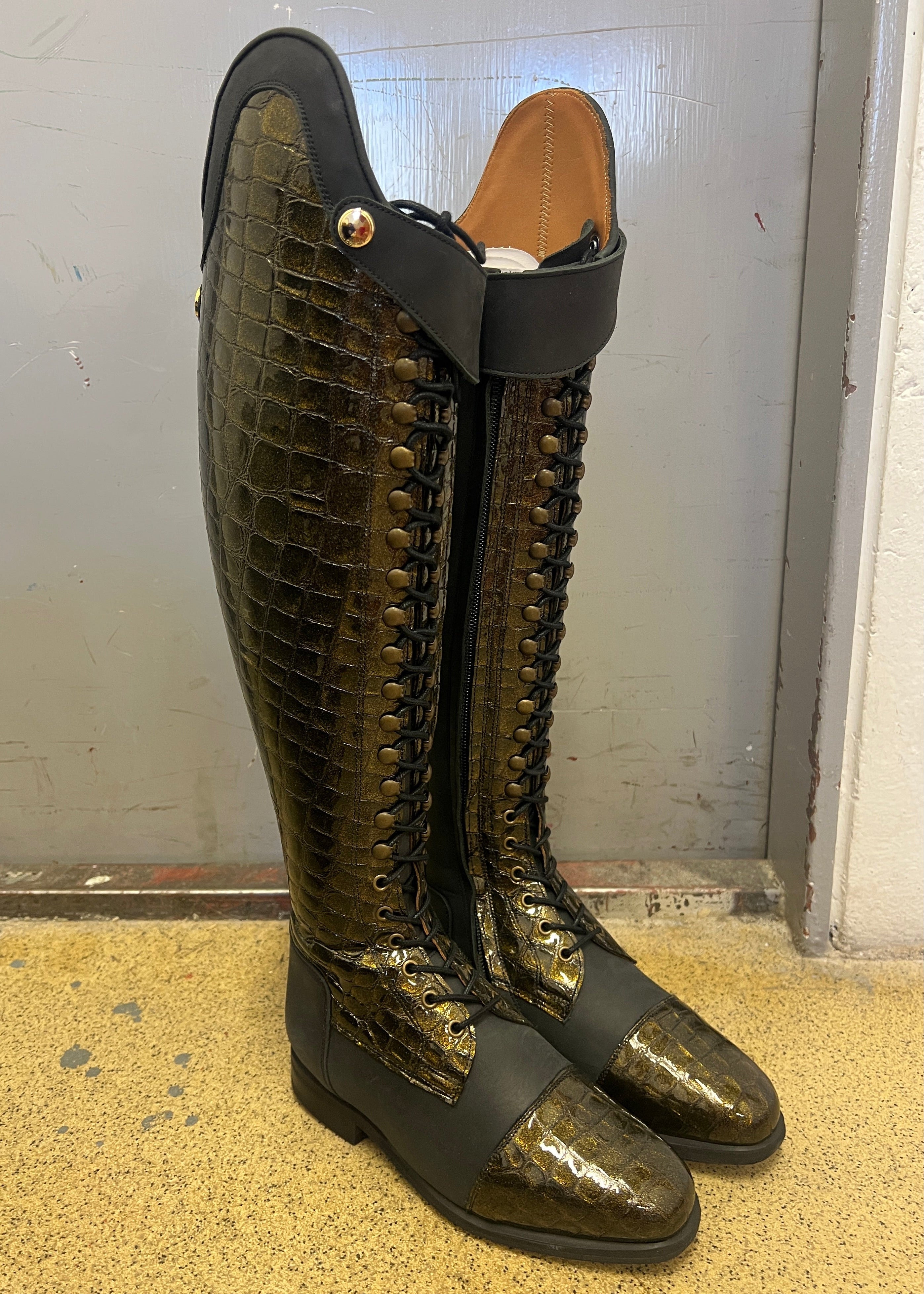 Bia | Waxed Black/Gold Glittery Croco Gloss | Size 37/35-36/45
