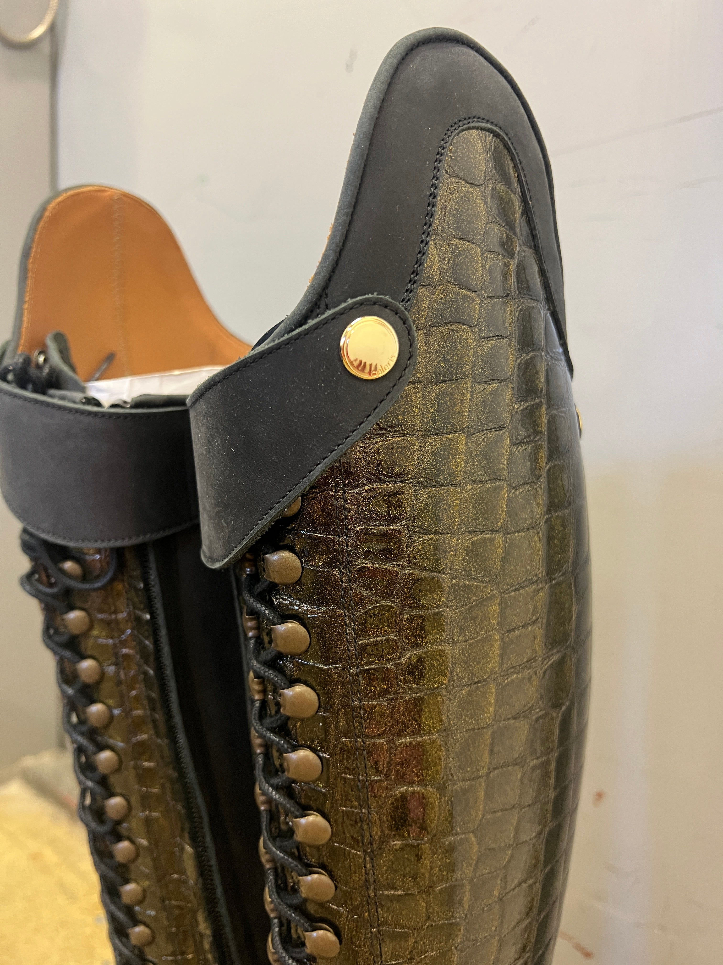 Bia | Waxed Black/Gold Glittery Croco Gloss | Size 37/35-36/45