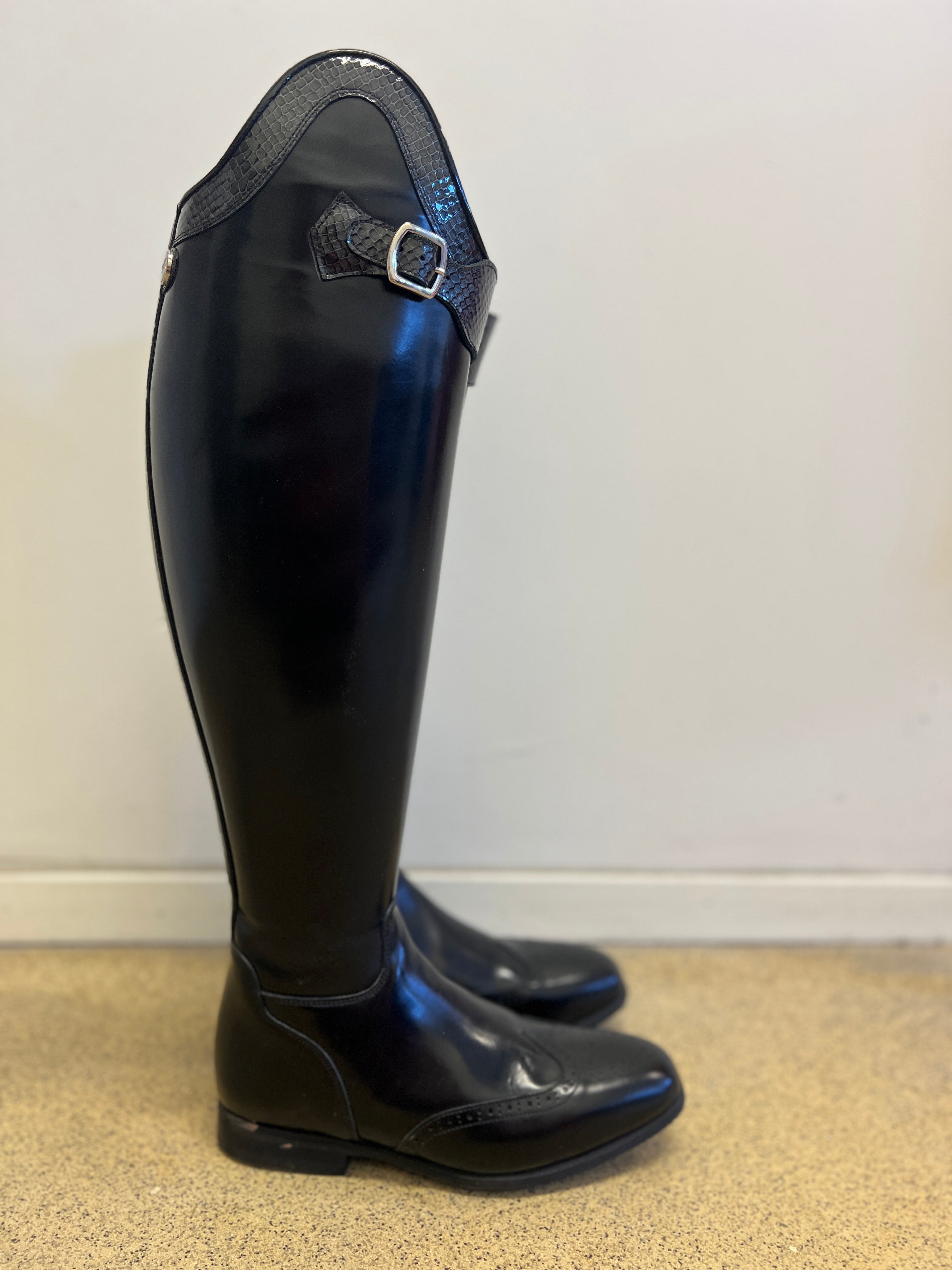 OLIVIA - Polished Black/Black Cobra - Size 39/39/48