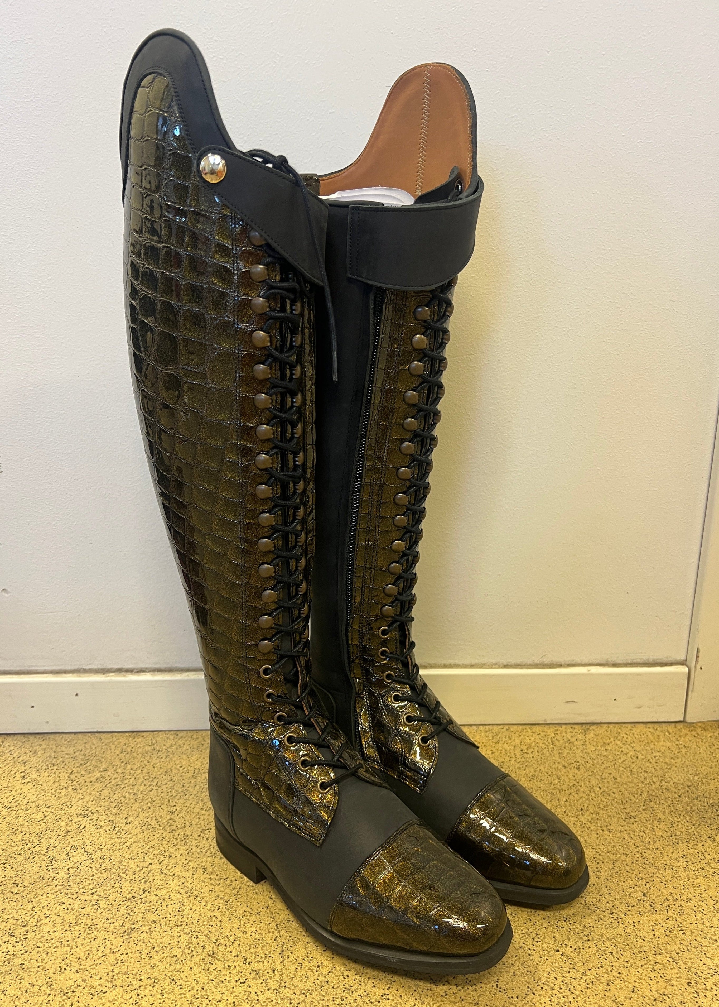 Bia | Waxed Black/Gold Glittery Croco Gloss | Size 37/35-36/45