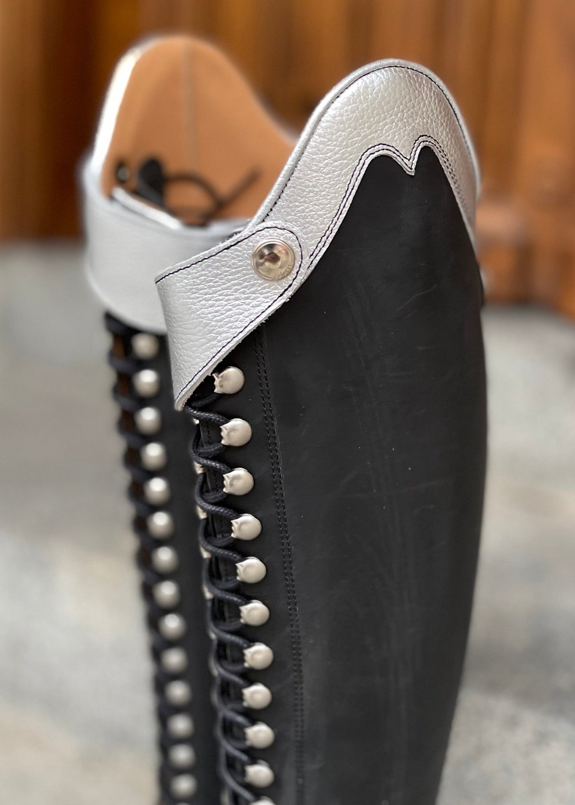 Bia | Waxed Black/Silver | Size 38,5/29-30/45